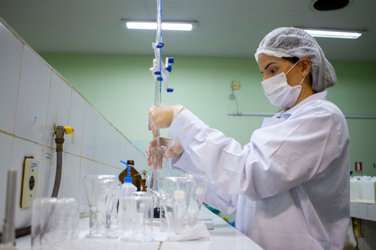 Covid-19: IFTM entrega álcool produzido em laboratório para a
