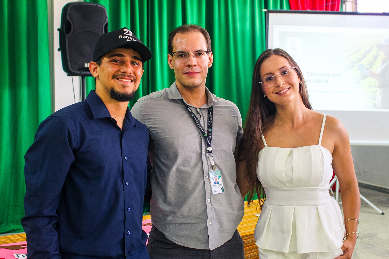 Egressos e coordenador de agro