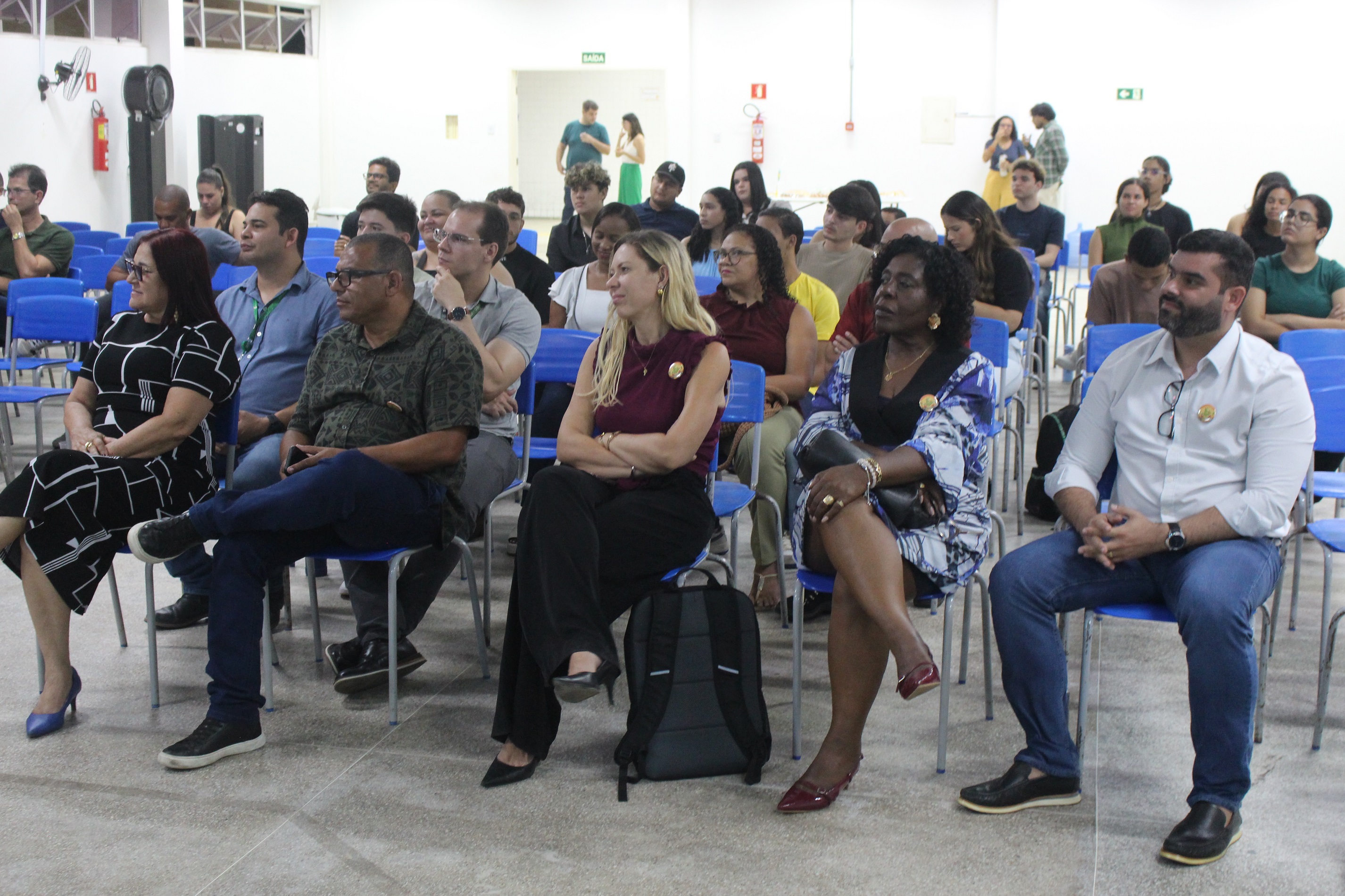 Autoridades da reitoria e diretora de PR