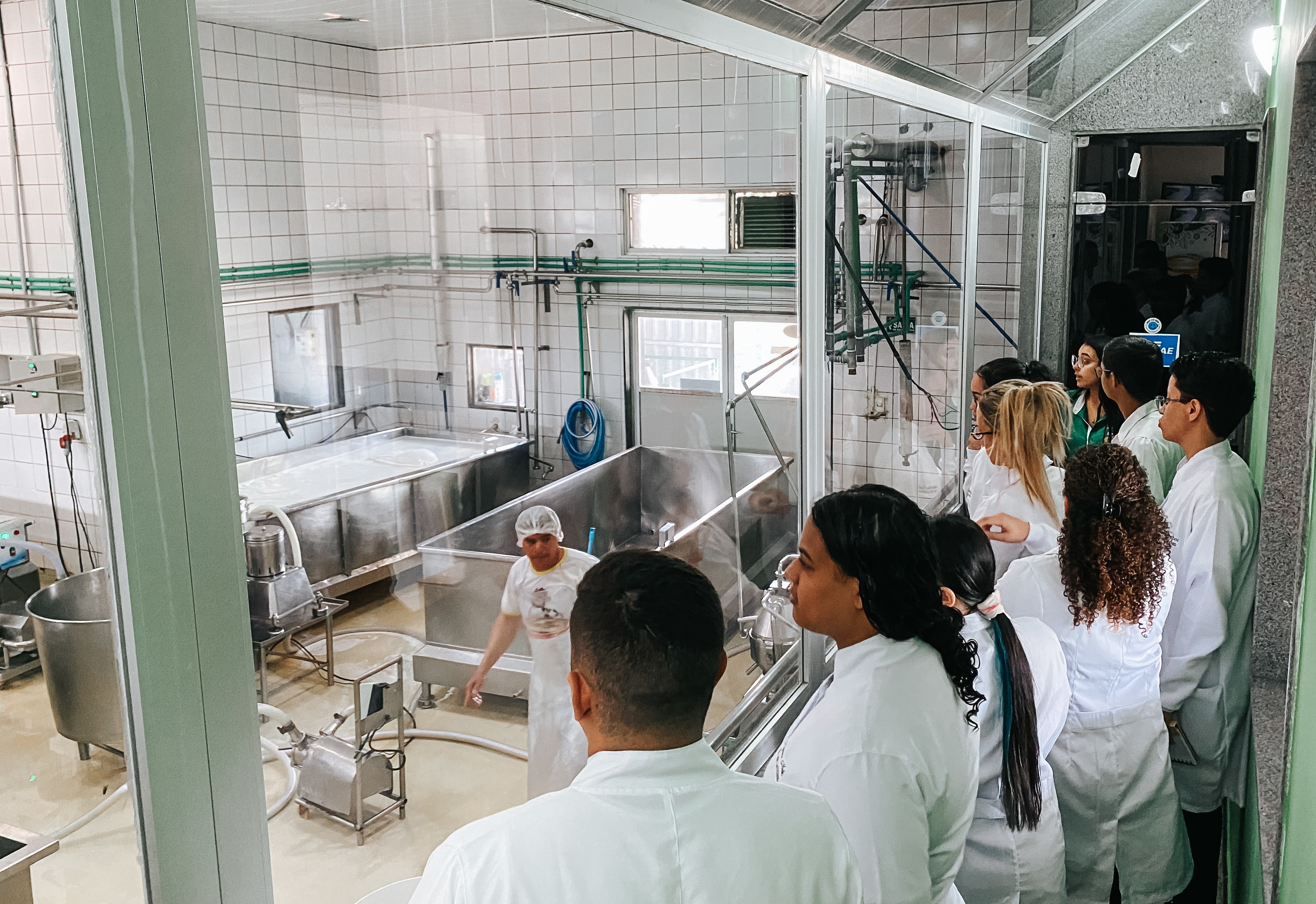 Estudantes na fábrica