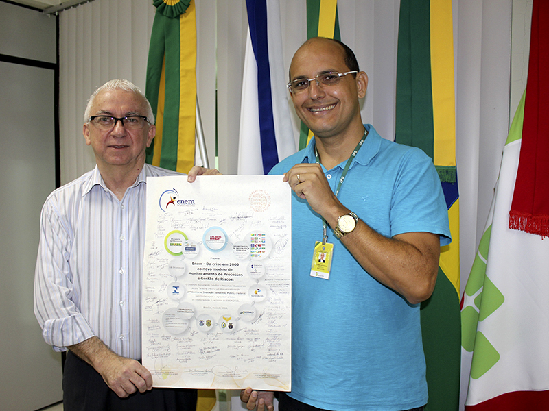 Reitor do IFS Ailton Ribeiro de Oliveira e Cleber Marques exibindo o certificado recebido pela instituição