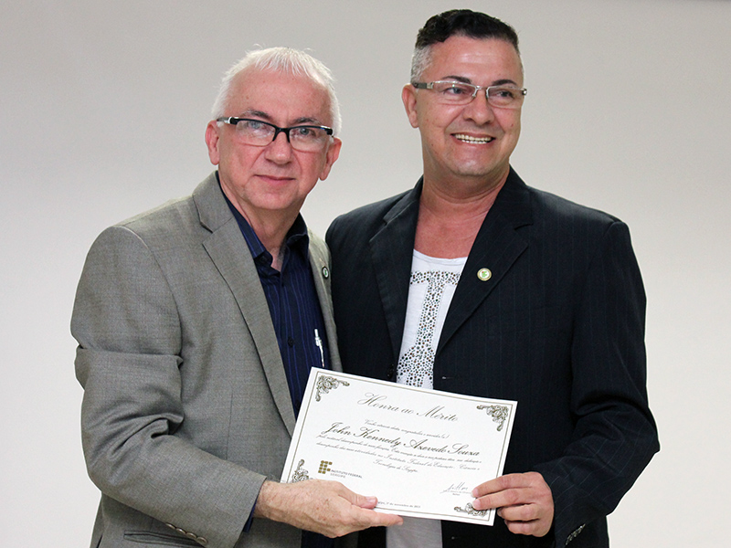 Foto 4 - Professor John Kennedy recebe homenagem