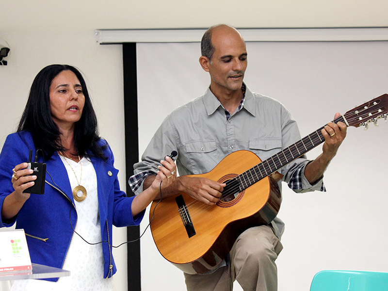Foto 9 - Professores Ayná e Davy fazem apresentação musical durante o evento