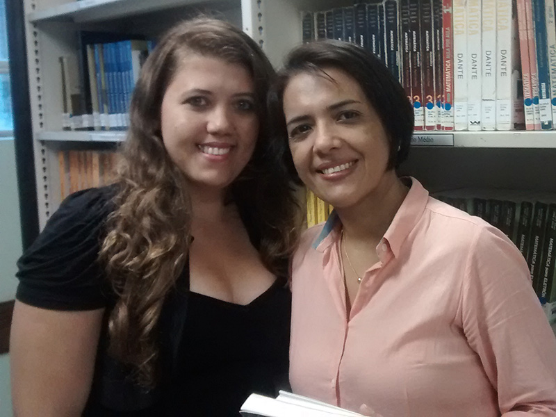 Foto 1 - A aluna Verônica Cardoso e a bibliotecária Gildevana Ferreira