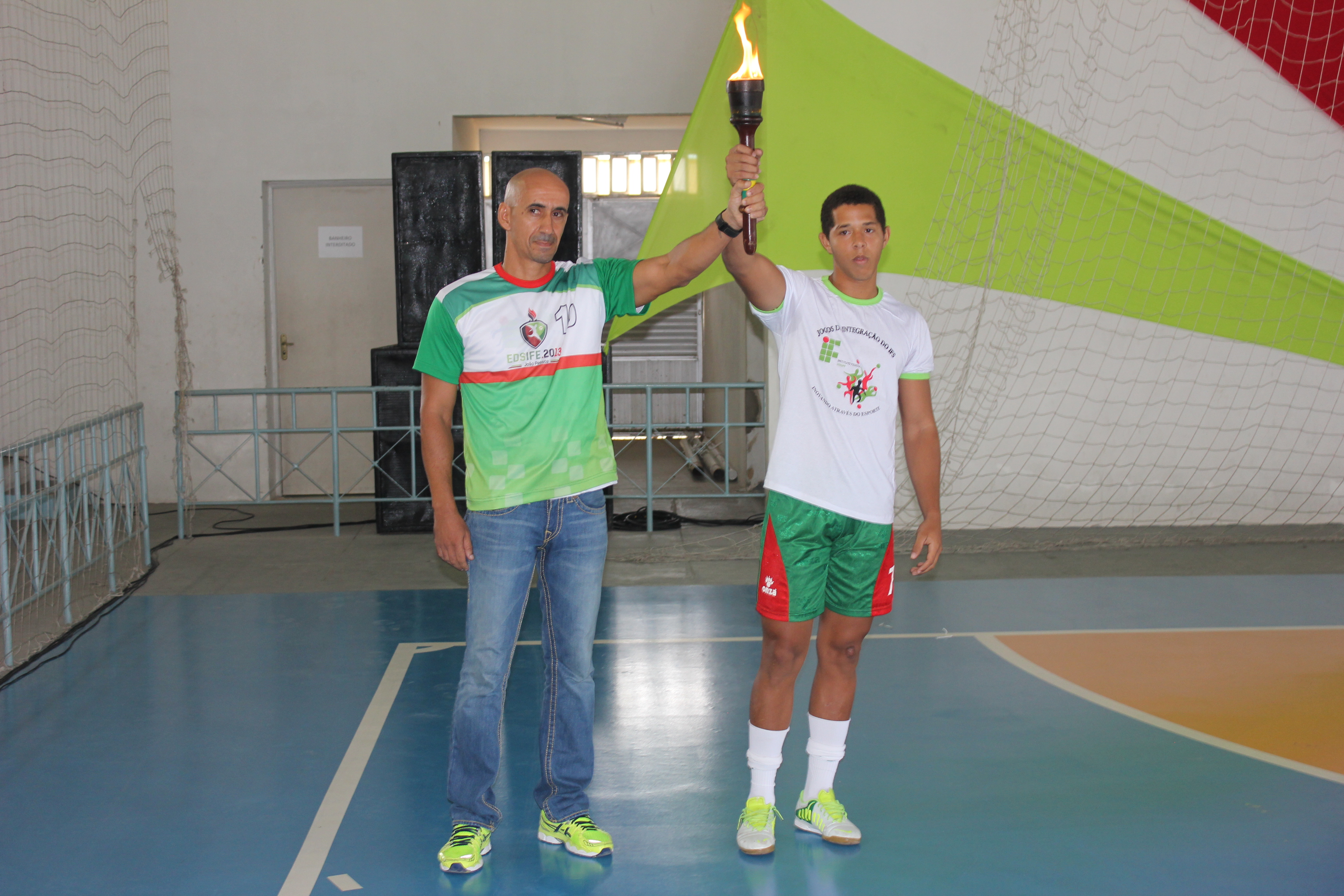 Foto 7 - Tocha olímpica é conduzida pelo professor Jamesson e o aluno Wilder Amorim