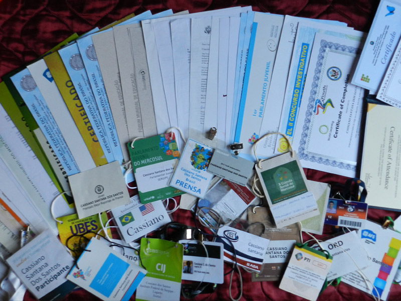 Foto 4 - Cassiano coleciona inúmeros de certificados de participações em projetos e eventos
