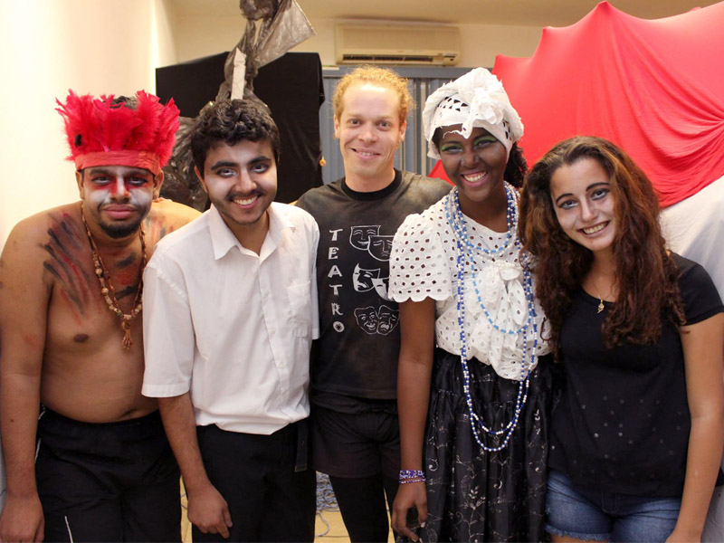 Foto 1 - Alunos da oficina e o estagiário Estevão Andrantos ok