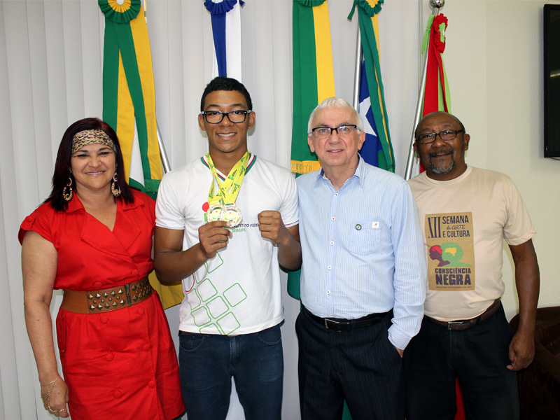 ok Ruth Sales pró-reitora de Pesquisa e Extensão Mateus Gonçalves Ailton Ribeiro de Oliveira reitor do IFS e Nazareno Gonçalves assessor internacional do IFS e pai do atleta