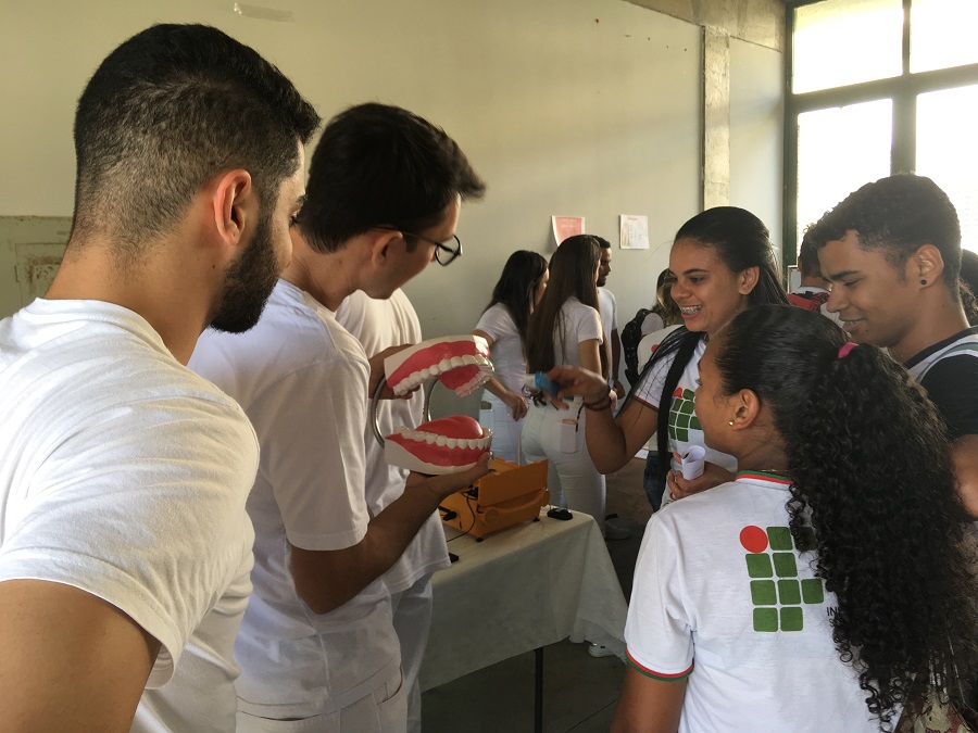 2 Em ação de saúde oral estudantes tiveram demonstração de como escovar corretamente os dentes Foto Arquivo pessoal