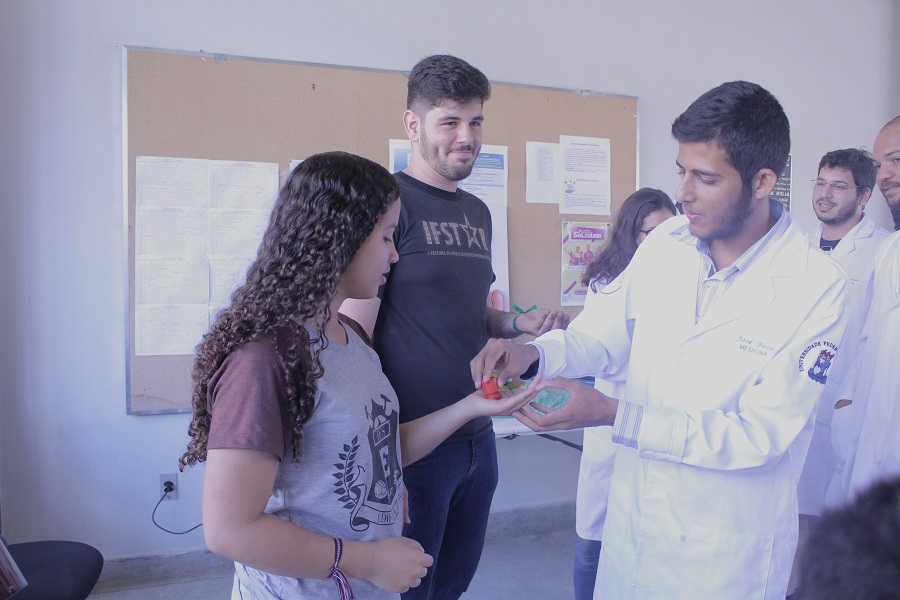 3 A discente Victória de Santana participou da dinâmica na ação sobre parasitoses intestinais Foto César de Oliveira