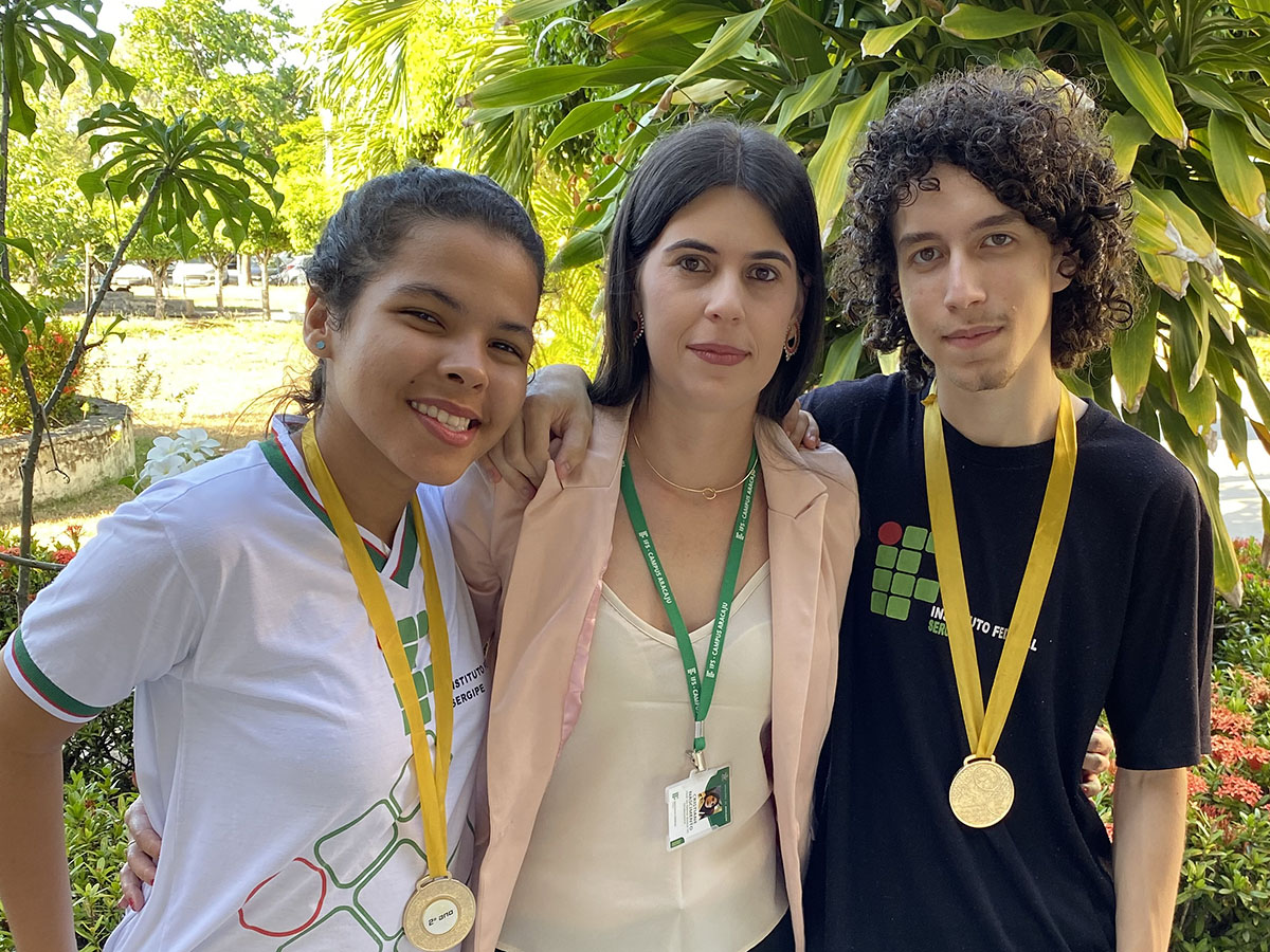 Alunos com as medalhas e a professora Cristiane da Cunha Nascimento b