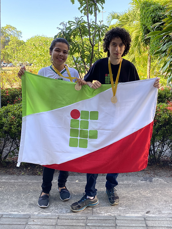 Alunos na UFS com as medalhas e bandeira do IFS b 600x800