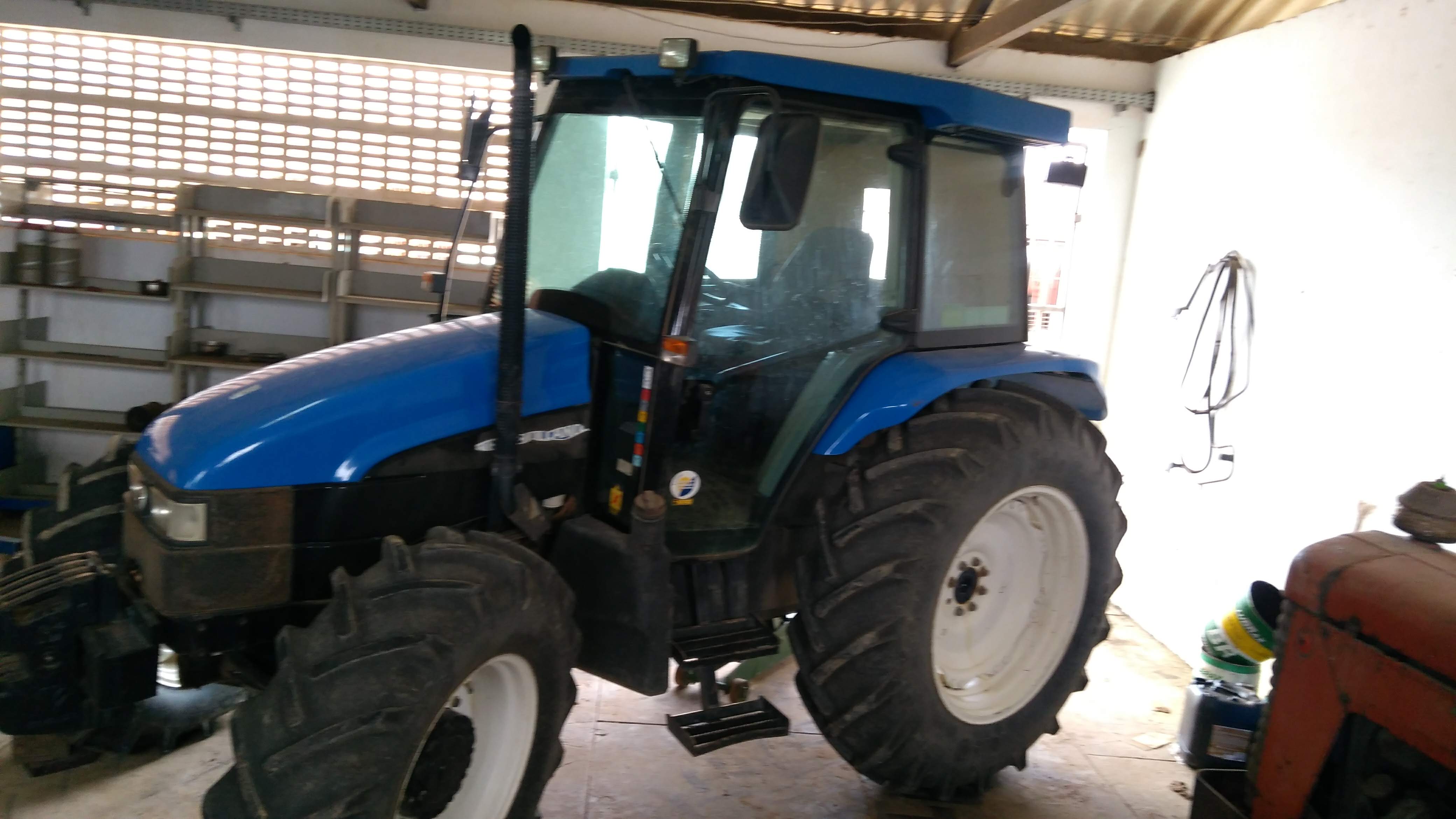 Trator FordTL 85EGabinado Cod. De abastecimento TRO 0003 CAAMBA.c